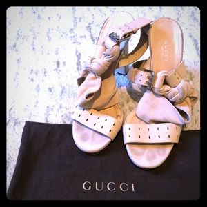 GUCCI Knot Suede Pumps